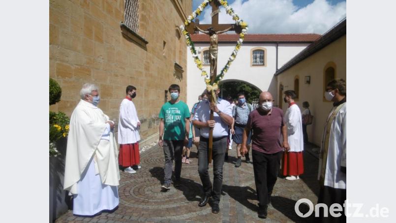 Eine kleine Gruppe Wallfahrer aus der Seelsorgegemeinschaft Luhe-Neudorf-Oberwildenau feiert den Gottesdienst auf dem Mariahilfberg. Peter Hentschel trägt das Pilgerkreuz in das Gotteshaus. Bild: rgl