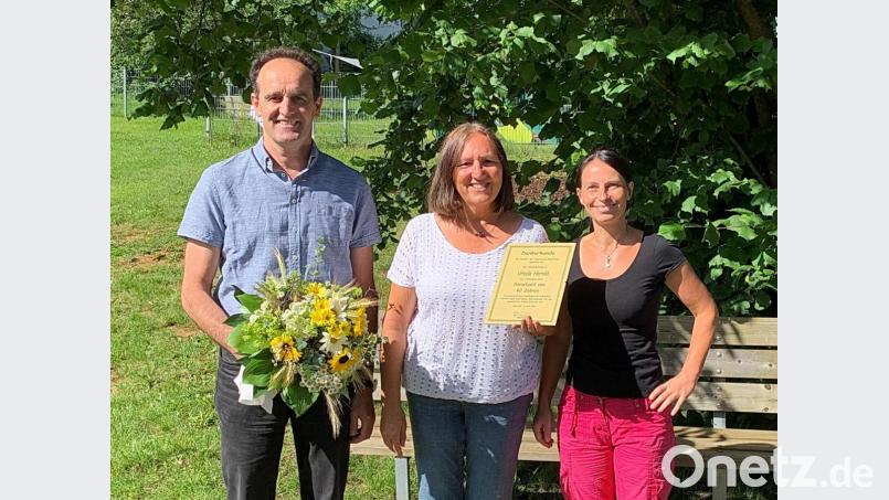 Blumen und eine Urkunde für 40 Jahre Mitarbeit im Kindergarten Edelsfeld (von links): Bürgermeister Hans-Jürgen Strehl, Jubilarin Ursula Herold und Kindergartenleiterin Sonja Winter. Bild: gru