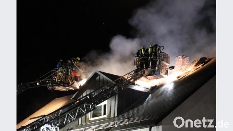 In der Nacht auf Donnerstag zieht ein Gewitter über das Stadtgebiet Grafenwöhr. Kurz nach Mitternacht schlägt ein Blitz in ein Mehrfamilienhaus ein und setzt das Gebäude in Brand. Bild: jma
