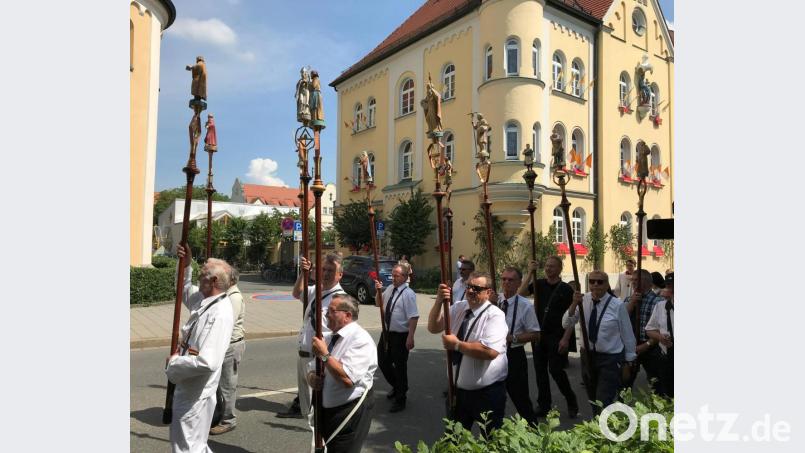 Die Weidener Zunftstangen werden zu Fronleichnamsprozessionen aus der Sebastiankirche geholt. Archivbild: cr
