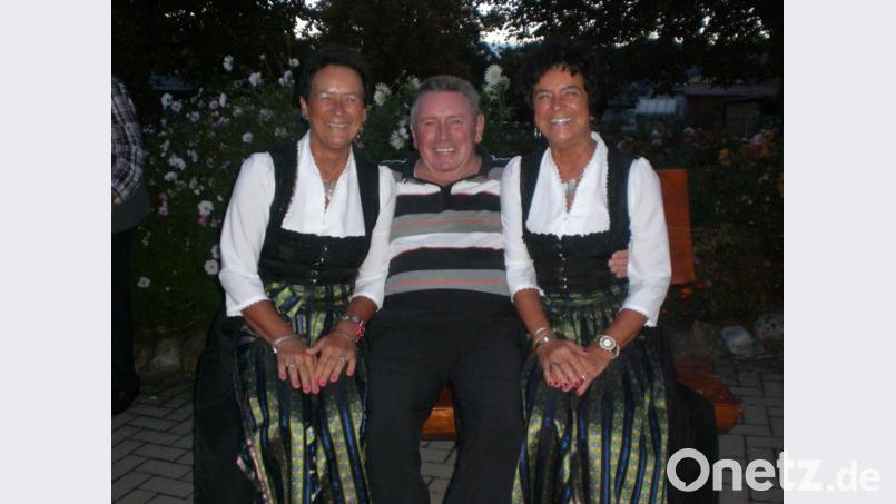 Josef Hammer bei seinem 70. Geburtstag , eingerahmt von seiner Lieblingsgesangsgruppe, den Neustädter "Zupfer-Moidln. Jetzt ist der bekannte Neudorfer gestorben. Bild: hme