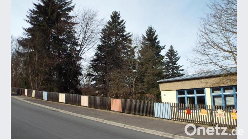 Das Grundstück neben dem bestehenden Kindergarten ist eine Herausforderung für die Planer, weil bautechnisch äußerst ungünstige Hanglage, das ist mit ursächlich an den hohen Kosten. Die Standortfrage wird zwar im Gemeinderat auch diskutiert, ist aber wohl ohne Alternative. Einsparungen werden geprüft. Mit vier Gruppen, drei Krippen-Kruppen und einer Hort-Gruppe wäre St. Raphael eine der größten Kindertagesstätten Bild: e