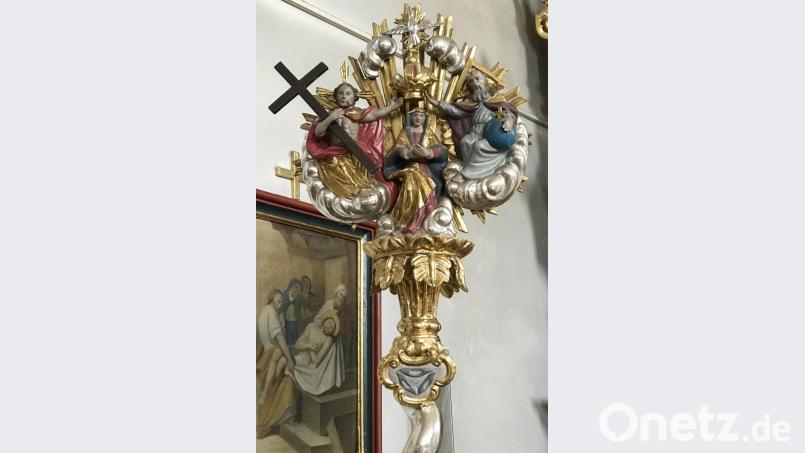 Eine Zunftstange mit der Krönung Mariens in der Pfarrkirche Leuchtenberg. Bild: cr