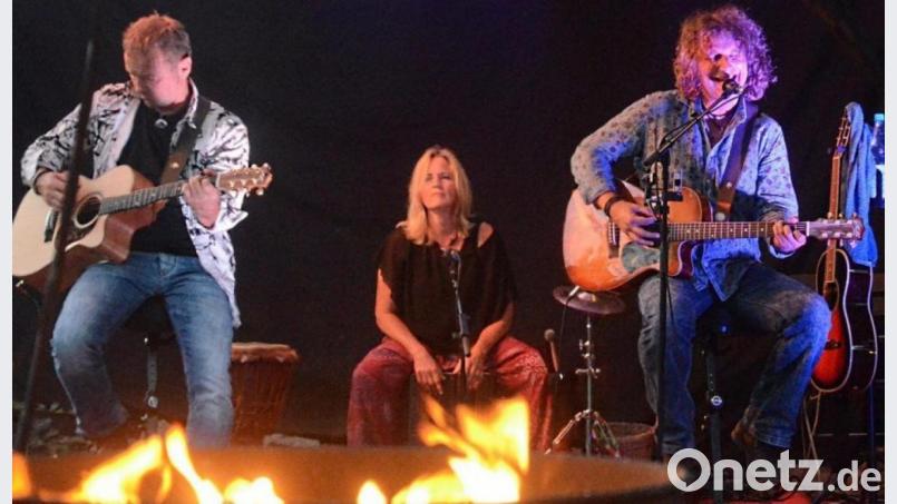 Die "Stompin' Blues Pickers" spielen auf der "Live Stage" im Biergarten des Parapluie. Bild: Kunz