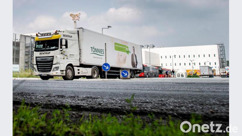 Noch am Mittwoch vor einer Woche verließen Lastwagen das Werksgelände von Tönnies in Rheda-Wiedenbrück. Wegen des Corona-Ausbruchs ist der Schlachtbetrieb inzwischen gestoppt worden. Bild: David Inderlied/dpa