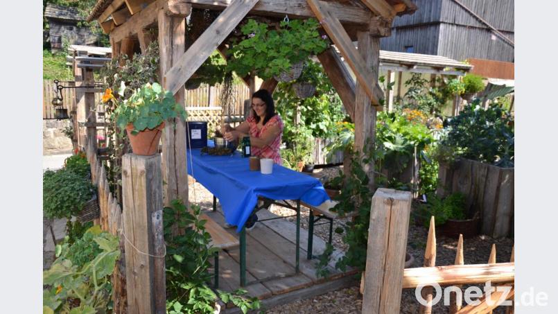 In ihrem Hexengarten prüft die Biologin Claudia Schmid die Qualität der Kräuter. Bild: gi