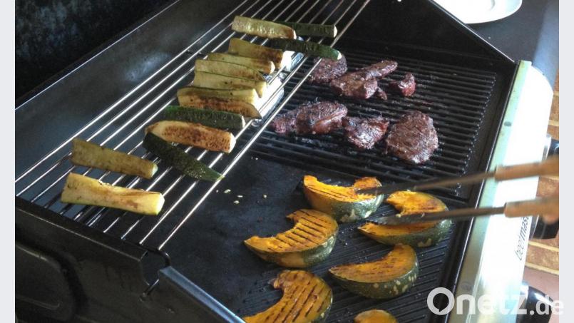 Steak oder Burger? Ernährungsfachfrau Barbara Scharl gibt Tipps, wie man Rindfleisch am besten grillen kann. Bild: Götz