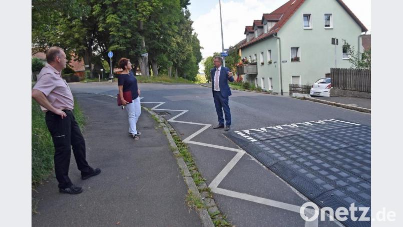 Erwin Thurner, Rosalia Wendl und Bürgermeister Michael Göth (von links) begutachten die neuen Bremsschwellen. Bild: Andreas Royer