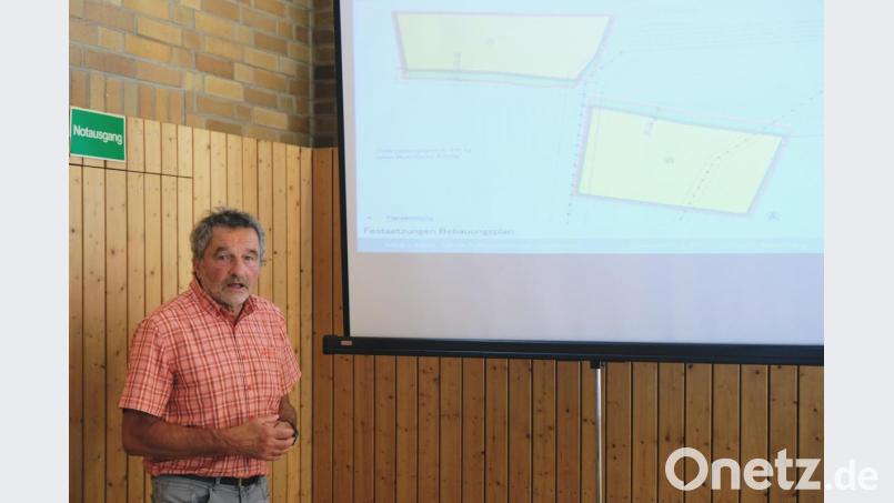 Landschaftsarchitekt Manfred Neidl von der Firma &quot;Voltgrün&quot; erläutert die Einzelheiten der Bebauungsplan-Festsetzungen für das &quot;Sondergebiet Solarpark Altzirkendorf&quot;. Bild: do