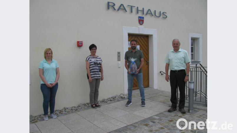 Bürgermeister Günter Kopp (rechts), Geschäftsleiterin Kathrin König (links) und Christine Bayer vom Einwohnermeldeamt verabschiedeten ihren langjährigen Kollegen Wolfgang Groß. Bild: exb