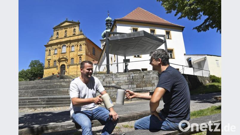 Matthias Schatz (links) stoßt gerne mit seinen Mitmenschen an. Gerade deshalb hätte sich der neue Mesner in diesem Jahr auf das Bergfest gefreut. Bild: Petra Hartl