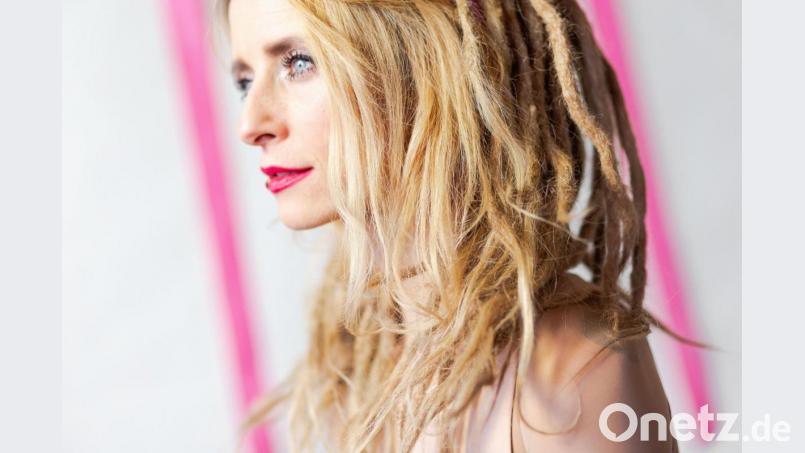 Sarah Lesch schreibt, singt und trägt Lieder, die Traditionen weiterführen und sie neu denken, die so kraftvoll wie zurückhaltend strahlen und dabei Anmut und Eigensinn vereinen. Bild: Antje Kröger