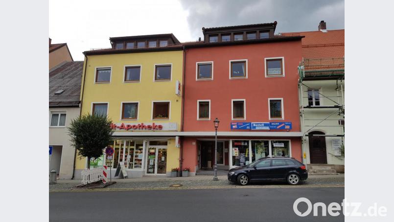 Die Anwesen Markplatz 8 und 10 sind Thema im Stadtrat Vohenstrauß. Der gewünschte Vollwärmeschutz und Photovoltaikanlagen müssen mit den Vorgaben der Gestaltungsfibel übereinstimmen. Die Räte befürworten am Ende eine Kompromisslösung. Bild: ck