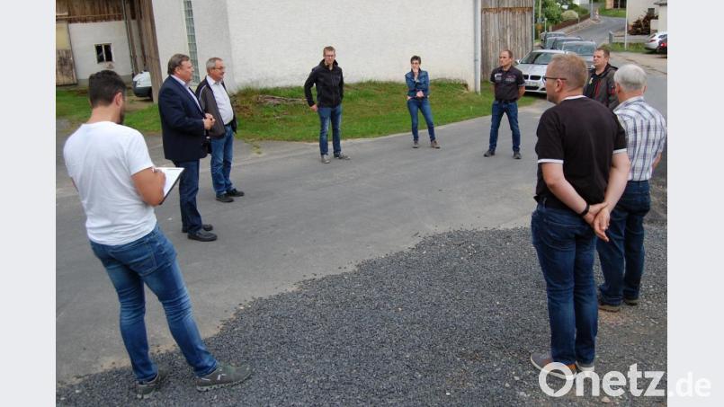 Bei einem Ortstermin in Glasern erläutert Bürgermeister Dr. Gerhard Kellner (Zweiter von links) dem Gemeinderat die Maßnahmen zur Ortsverschönerung. Bild: sm