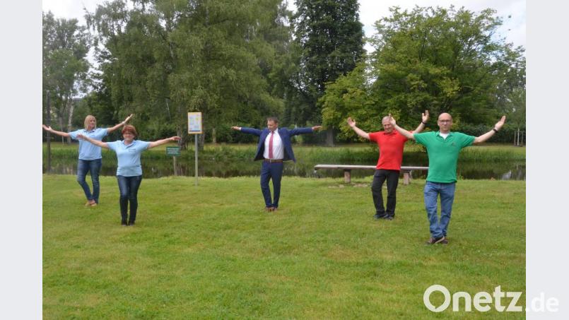 Kommt alle her und macht Yoga, lautet die Aufforderung von (von links) Martina Beierl, Hildegard Müller, Oberbürgermeister Jens Meyer, Andreas Baierl und Thomas Huber. Bild: Kunz