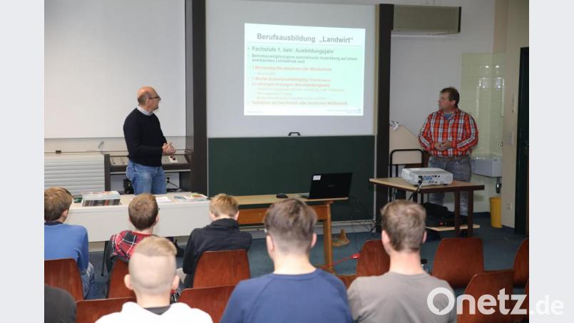 Vorträge rundeten das Programm des Berufswahlseminars ab. Auf dem Bild der Vortrag Berufsausbildung Landwirt mit (von links) Bildungsberater Johannes Völkl und Landwirtschaftsmeister Martin Fütterer. Bild: JOCHEN NEUMANN 
ERBENDORF