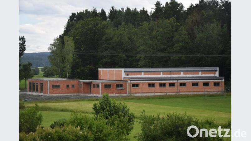 Blick vom Gleitsbachtal auf die Rückseite des Feuerwehrhauses. Links davon (grünes Band) verläuft der Gleitsbach, der renaturiert werden soll. Bild: fz