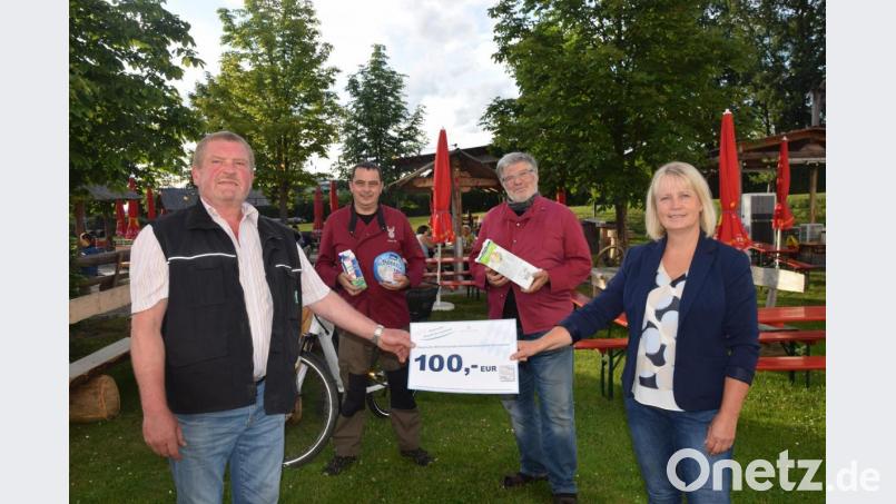Hundert Euro haben Johanna Kick und Josef Fütterer (vorne von rechts) für Wirt Jürgen Füssl dabei, der mit Robert Drechsel (hinten von links) regionale Milchprodukte in der Hand hält, die er auch in seiner d&#039;Wirtschaft verarbeitet. Bild: fz