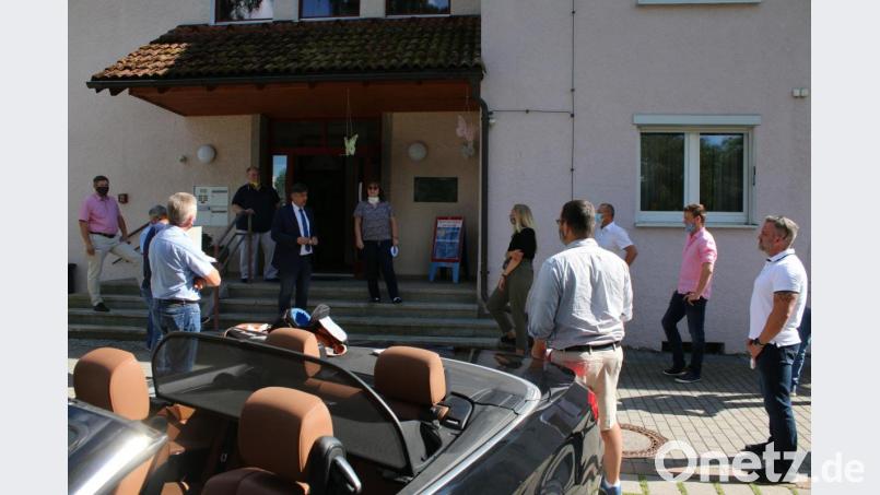 Bürgermeister Edgar Knobloch und Leiterin Christine Götzl begrüßen die Grafenwöhrer Stadträte zur Besichtigung des Kindergartens St. Josef in Hütten. Bild: sne