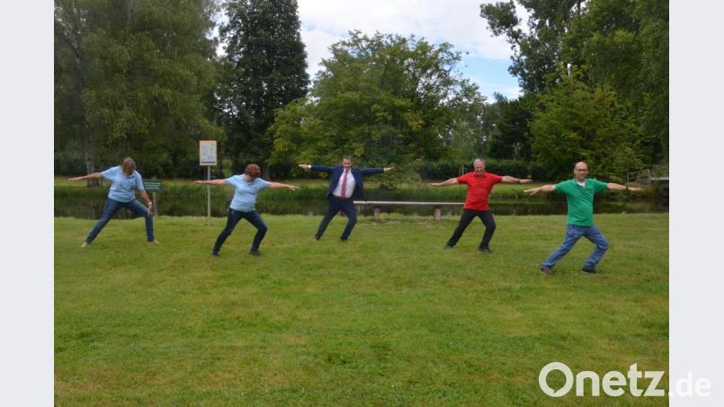 Wichtig ist auch strecken und dehnen (von links) Martina Beierl, Hildegard Müller, Oberbürgermeister Jens Meyer, Andreas Baierl und Thomas Huber. Bild: Kunz