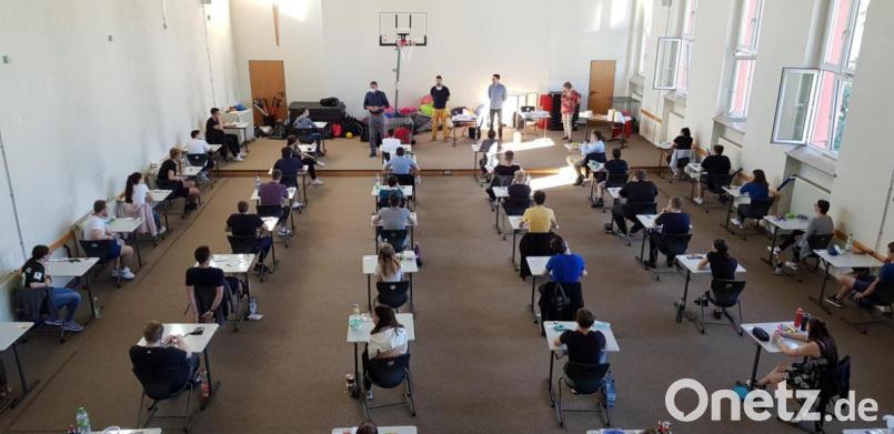 Mit ausreichend Abstand starteten die Schüler der Wirtschaftsschule in die Abschlussprüfung. Bild: exb