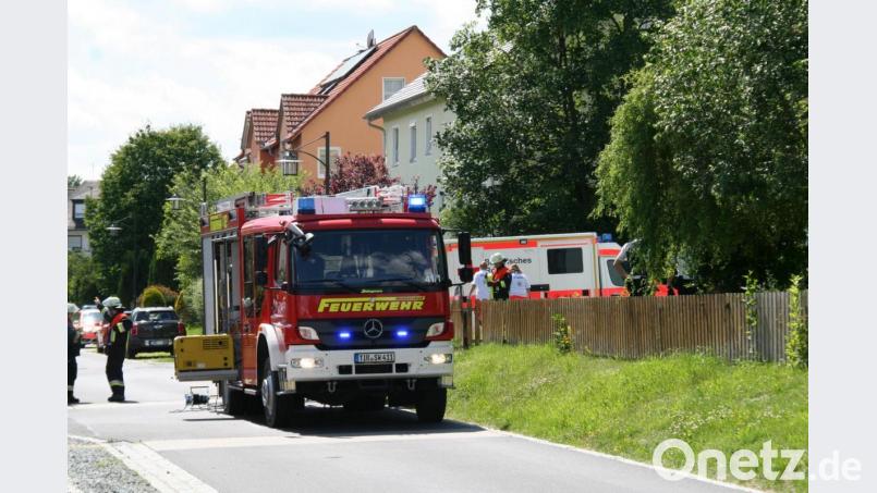 Zu einem Mehrfamilienhaus am Kirchsteig rückten am Mittwoch Feuerwehrleute aus Waldershof, Walbenreuth, Poppenreuth und Marktredwitz aus. Bild: fpoz