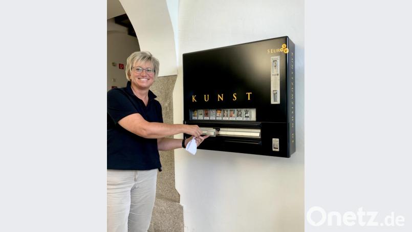 Bibliotheksleiterin Sabine Guhl probierte als eine der ersten den &quot;Kunstautomaten&quot; aus Bild: stg