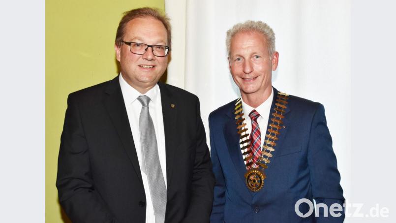 Norbert Scholz (links) übergibt die Kette des Präsidenten im Rotary-Club Auerbach an seinen Nachfolger Christian Wiegard Bild: no