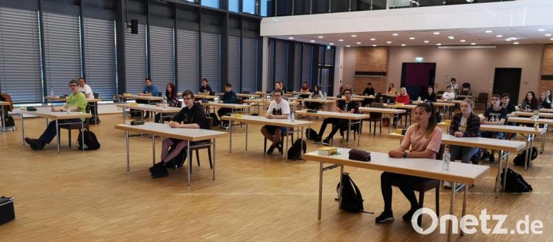 Im großen Saal der Stadthalle hatten die Schüler bei der Abschlussprüfung genügend Platz. Bild: njn
