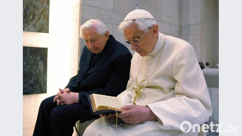 Der damalige Papst Benedikt XVI. (rechts) ist im Vatikan beim Gebet mit seinem Bruder Georg Ratzinger. Der frühere Regensburger Domkapellmeister, Leiter der Regensburger Domspatzen, und Bruder des emeritierten Papstes ist gestorben. Bild: ANSA/OSSERVATORE ROMANO/HO/dpa