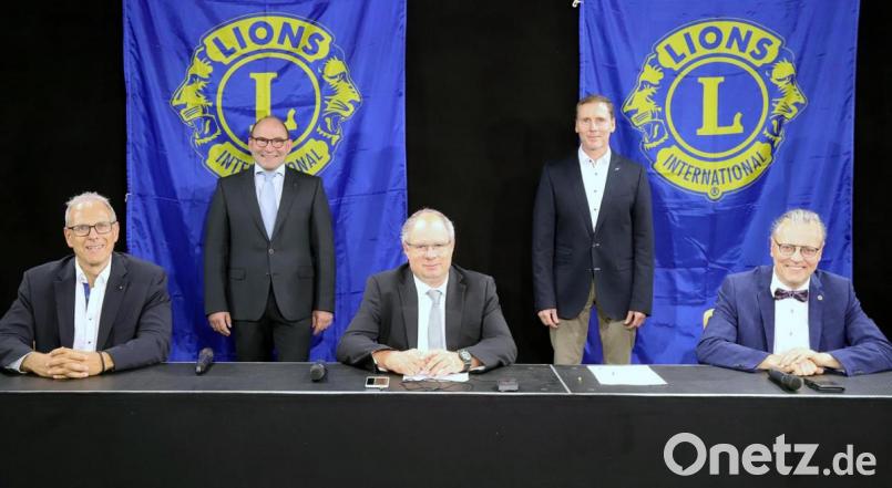 In einem Studio und auf Abstand wechselt beim Lions-Club Weiden die Führung (von links): 1. Vizepräsident Gert Steinwender, Clubsekretär Alexander Schuh, Präsident Elmar Grosser, der scheidende Sekretär Robert Ascherl und Pastpräsident Michael Richthammer. Bild: Lions-Club Weiden/exb