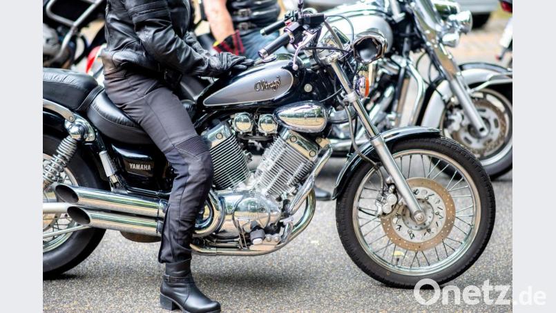 Eine Frau fährt während einer Demonstrationsfahrt mit ihrem Motorrad der Marke Yamaha. Bild: Hauke-Christian Dittrich/dpa