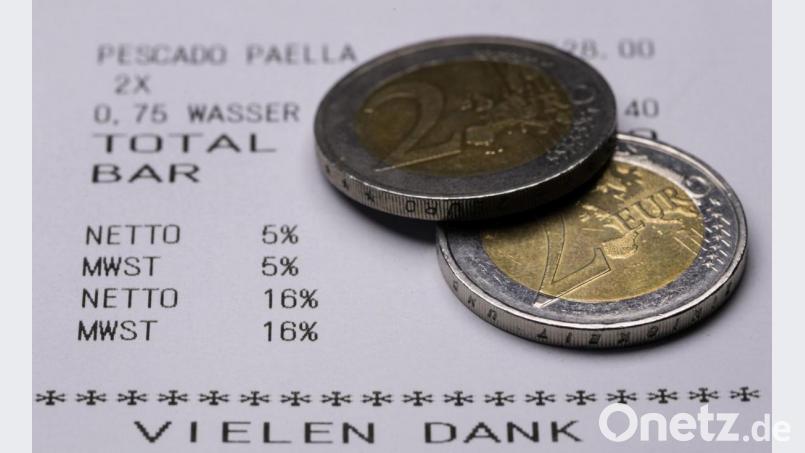 Wer bei einem Einkauf vier Euro sparen will, darf größer ansetzen. Genau dann zahlt sich bis zum Jahresende die verringerte Mehrwertsteuer, womit die Bundesregierung zum Konsum animieren will, aus. Bild: Robert Michael/dpa