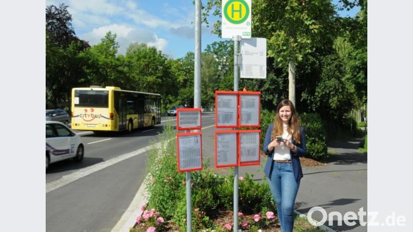 Ein kurzer Blick ins Smartphone und den Transport von A nach B checken. Künftig sollen verschiedene Verkehrsmöglichkeiten wie Busse, Sammeltaxis und Leihräder besser miteinander vernetzt und die Mobilität im Amberg-Sulzbacher Land nachhaltiger werden, freut sich die neue Regionalmanagerin Katharina Schenk. Bild: exb