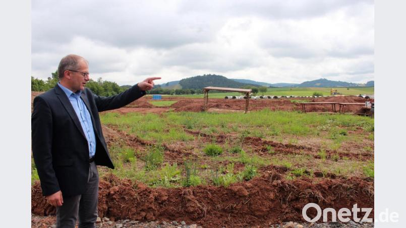 Eine Entwicklung, über die sich der Kemnather Bürgermeister Roman Schäffler freut: Das Baugebiet "Lohäcker" nimmt Konturen an. Bild: stg