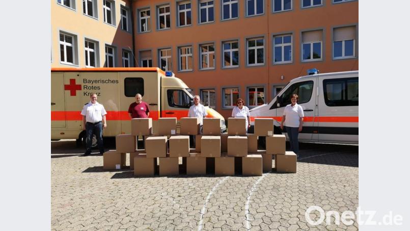 Hinter den 30 000 gespendeten Trinkbechern aus Hartpapier: BRK-Fachdienstleiter Ralf Arnold, Spendenüberbringer Michael Sporrer von Seda Germany und die Mitglieder des Fachdienstes Wilfried Arnold, Petra Meierl und Christiane Arnold. Bild: exb/Sven Lehner