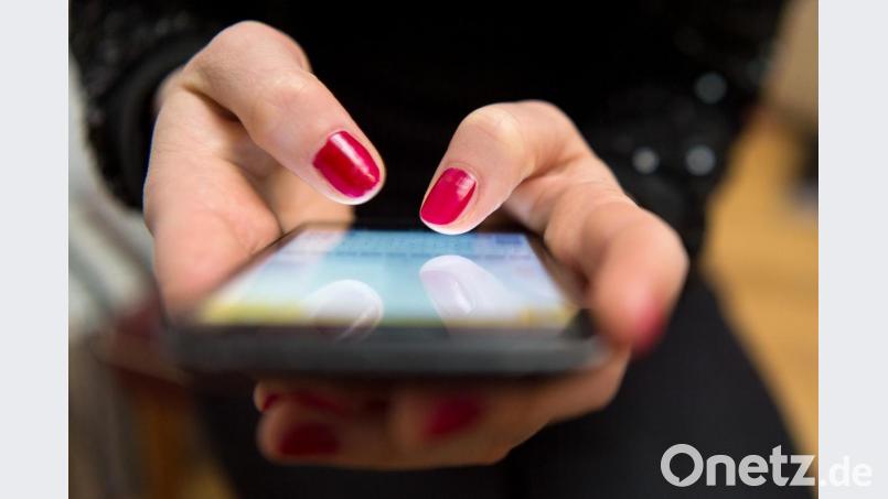 Per Handy das Angebot der Gemeindeverwaltung nutzen, das soll die Poppenrichter Bürger-Service-App ermöglichen. Bild: Sebastian Gollnow/dpa