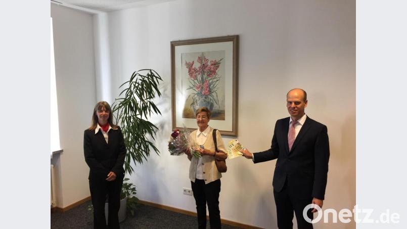 10.000 Euro hat Elisabeth Wodniok (Mitte) beim PS-Sparen der Sparkassen gewonnen. Bei der symbolischen Geldübergabe in der Mitterteicher Geschäftsstelle mit dabei waren Filialbereichsleiter Thomas Böhm und Kundenberaterin Christine Brückner. Bild: Sparkasse Oberpfalz Nord/exb