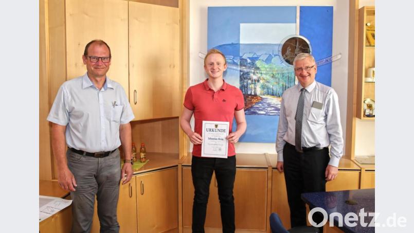 Zum Verwaltungsobersekretär wurde Sebastian Heim (mitte) befördert. Die Urkunde überreichte Bürgermeister Johannes Reger (rechts). Mit auf dem Bild Verwaltungsrat Hubert Wojtenek (links). Bild: JOCHEN NEUMANN 
ERBENDORF