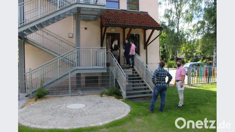 Die Grafenwöhrer Stadtratsmitglieder besichtigen die drei Kindertagesstätten im Stadtgebiet. Dabei nehmen die Lokalpolitiker die neue Feuertreppe des Kindergartens St. Josefs in Augenschein. Bild: sne