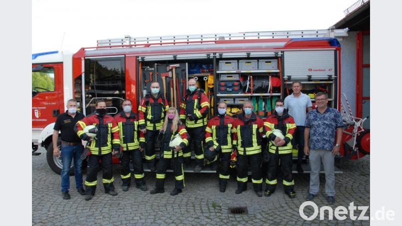 Neu ausgerüstet wurde die Feuerwehr Schmidmühlen mit Schutzanzügen für die Atemschutzträger. Bürgermeister Peter Braun ( von rechts) sowie 3. Bürgermeister Mathias Huger übergaben 17 neue Schutzanzüge. Links Kommandant Jürgen Ehrnsberger. Bild: pop