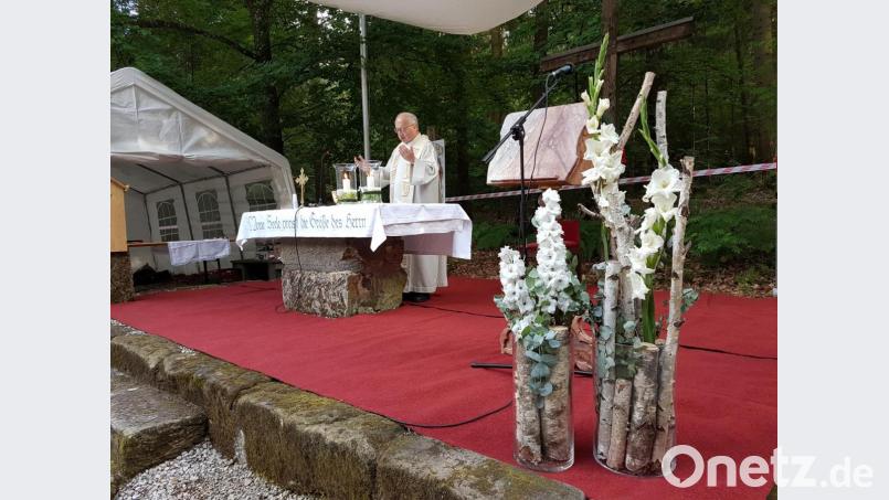 Ruhestandspfarrer Helmut Süß zelebriert im Freien vor der Wallfahrtskirche Mariä Heimsuchung Gottesdienste zur Vorbereitung auf das Patrozinium. Bild: hzi