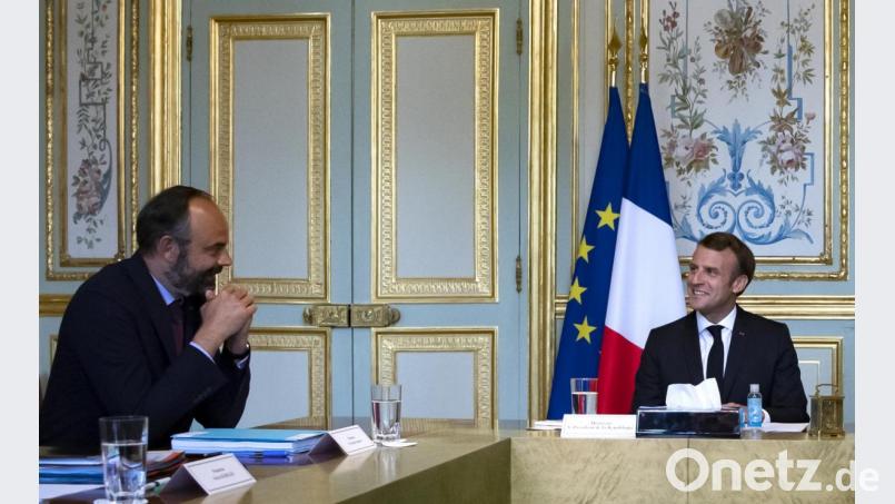 Der französische Präsident Emmanuel Macron (rechts) spricht mit Premierminister Edouard Philippe. Letzterer hat seinen Posten am Freitag geräumt. Bild: Ian Langsdon