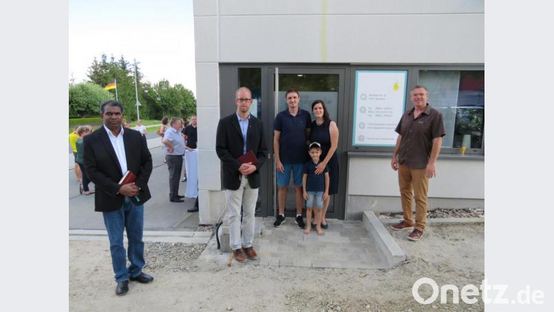 Andrea Landgraf , ihr Mann Sebastian (hinten, von links) sowie Sohn Leon freuen sich über die Glückwünsche von Bürgermeister Reinhard Sollfrank (rechts) und von Pfarrer Pennoraj Tharmakkan sowie Pfarrer Manuel Sauer (von links) zur Praxiseröffnung. Bild: adj