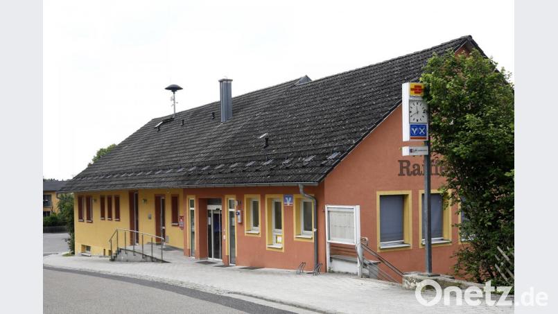Früher residierte hier die Raiffeisenbank, jetzt soll in dieser Etage des in den Hang gebauten Rathauses eine Kindertagesstätte entstehen, und zwar mit einem ambitionierten Zeitplan: Bereits zum 1. September sollen hier eine Kindergarten- und eine Krippengruppe untergebracht werden können. Bild: Petra Hartl
