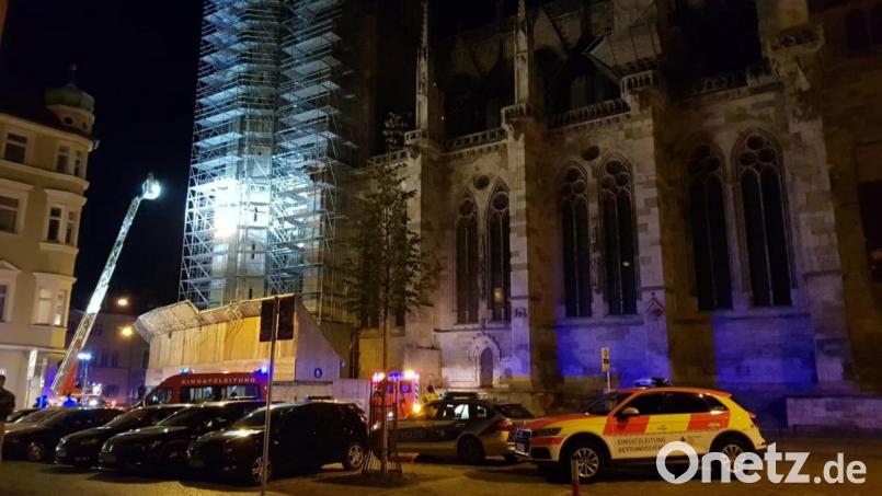Die Feuerwehr rettet den Mann vom Gerüst am Regensburger Dom. Bild: Alexander Auer