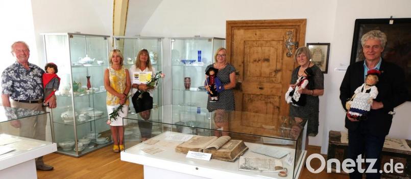 Freude herrschte bei der Entgegennahme der handgemachten Puppen. Von links: Vorsitzender Erich Schieder, Gabi Merkl und Marlies Kunz , Markträtin Rita Rosner, Leiterin Karin Pausch und Bürgermeister Robert Lindner Bild: le