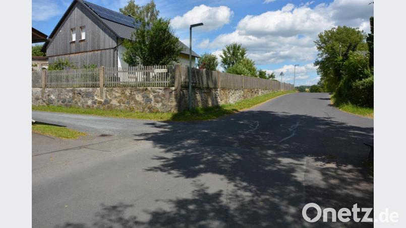 Keinen Verkehrsspiegel wird es an der Einmündung der Schneidergasse (links) in die Marktredwitzer Straße geben. Stattdessen soll am Ende der Schneidergasse eine Haltelinie aufgezeichnet werden. Bild: jr