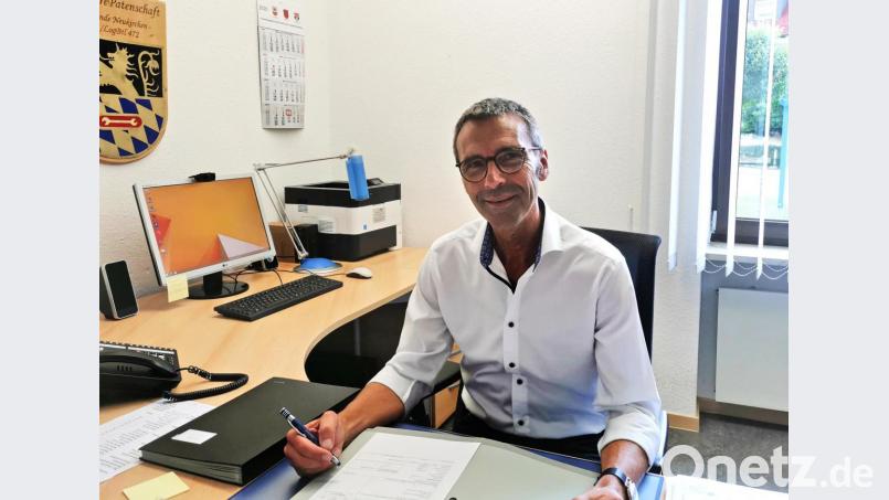 Peter Achatzi in seinem Büro im Neukirchner Rathaus. Bild: rtw