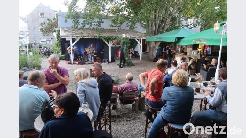 Die Besucher fühlten sich rund ums Lagerfeuer pudelwohl. Bild: Kunz